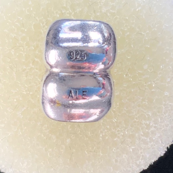 Authentic Pandora Sterling Silver Four Leaf Clover Retired Charm - EUC! - Picture 2 of 2